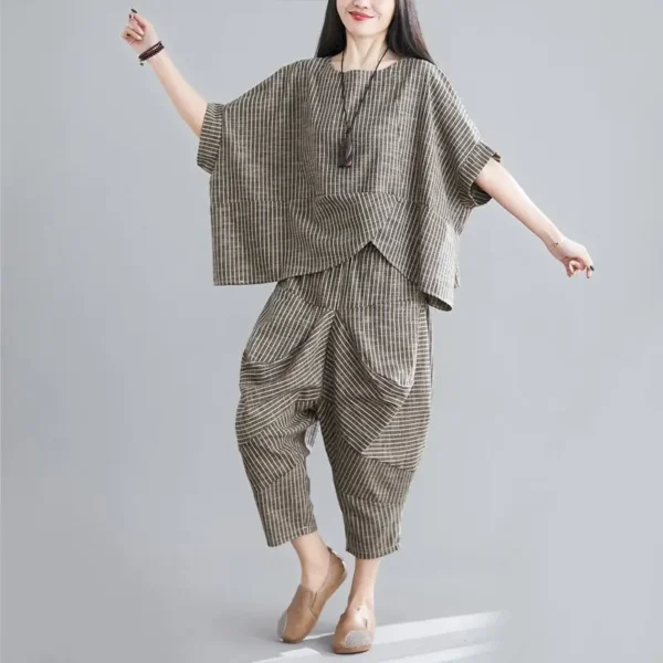 cropped knickerbocker pants and loose short-sleeve top outfit