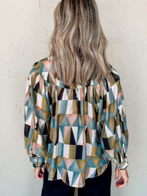 Loose fit shirt with button front and collar